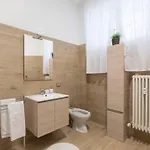 Lovely, Charming And Quiet In The Centre Air Conditioned And Free Private Garage קומו