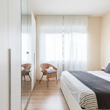 Lejlighed Lovely, Charming And Quiet In The Centre With Balcony, Air Conditioning And Free Private Garage *
